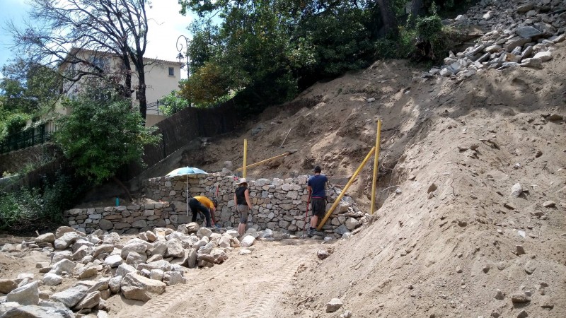 Térrassement paysager pour la construction de murets en pierres sèches à Ramatuelle dans le Var