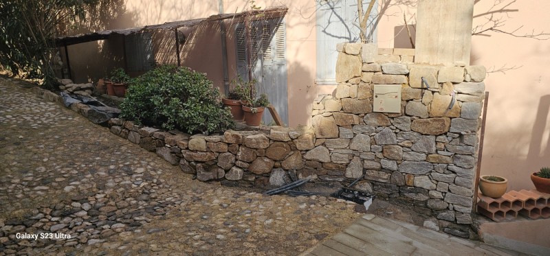 suite d une création d une calade en pierres naturelles de Rivière à Ramatuelle