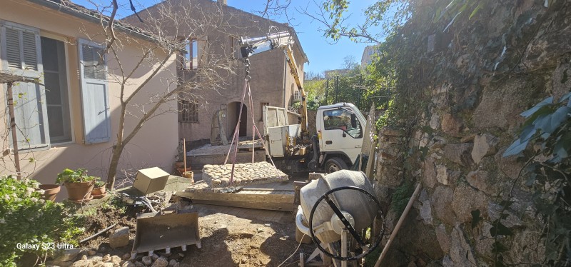 camion de livraison avec grue dans le var