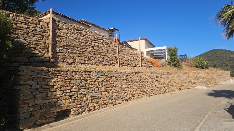 Aménagement paysager avec construction de murets en pierres sèches à La Londe-les-Maures, dans le Var.