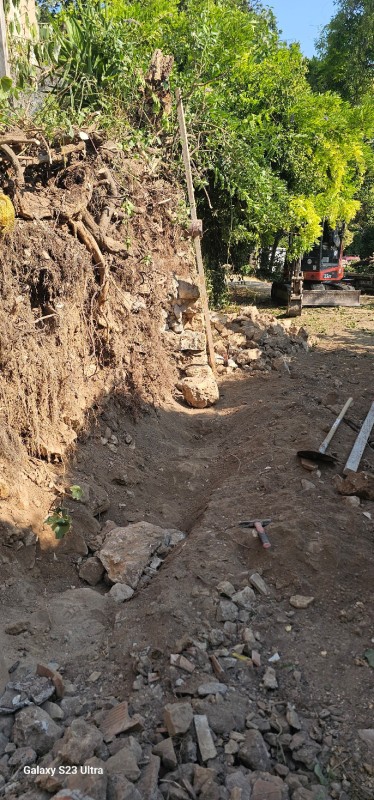 Reconstruction d un mur en pierres sèches sur Carnoul dans le Var