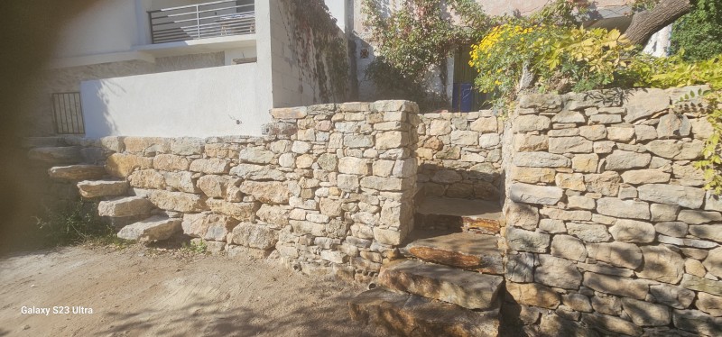 Création d'un escalier en pierre sèche au village de Carnoules