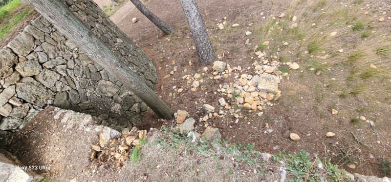 reconstruction des murs en pierres sèches sur le parc de la villa Marguerite à Ollioules