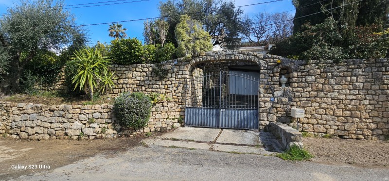 Visite 3 ans après sur la reconstruction de murets en pierres sèches à Mouans-Sartoux dans Alpes-Maritimes, en région Provence-Alpes-Côte d'Azur.