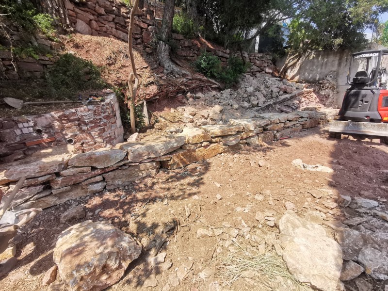 création d un muret en pierres sèches avec un escalier