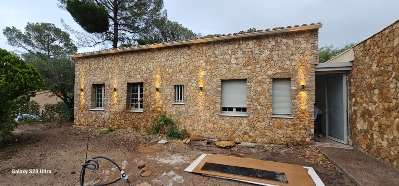 création d un parement en pierres naturel d une villa sur St Raphaël