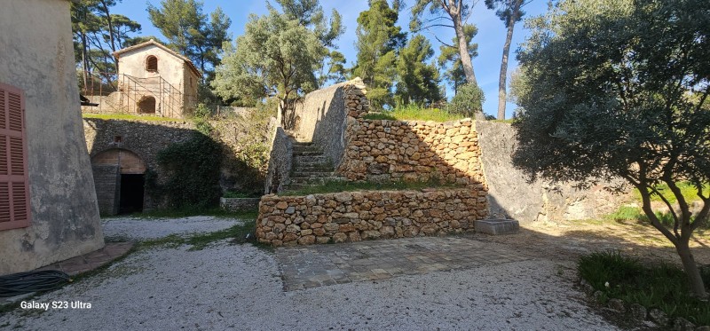 visite sur la reconstruction d un mur en pierres sèches, réalisé en 2022