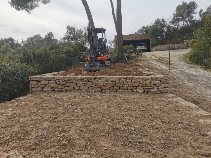 muret en pierres sèches de soutènement d'une restanque à Toulon dans le var