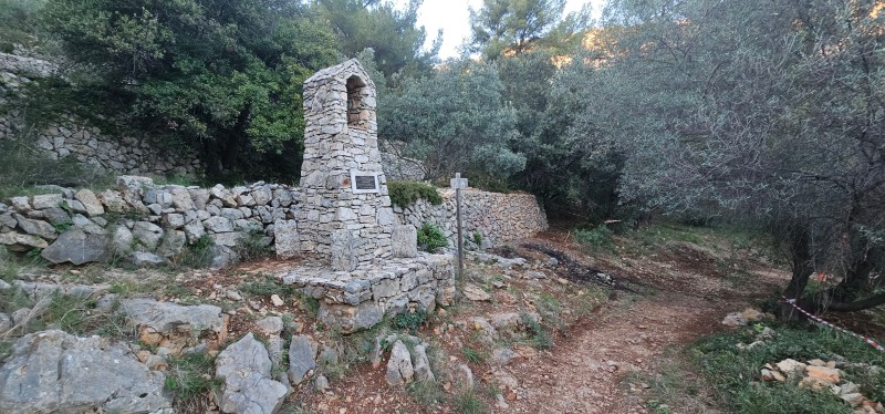 Reconstruction de murets en pierres au Conservatoire Variétal de l’Olivier à La Valette 