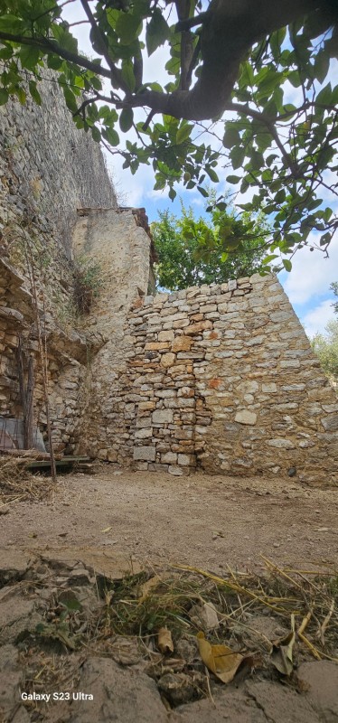 reconstruction d un mur en pierres sèches au chateau d Ollioules