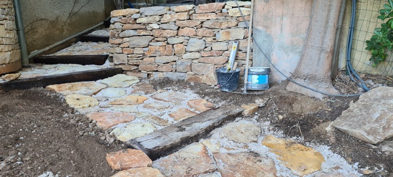 murets en pierres sèches et escalier en pierres plates