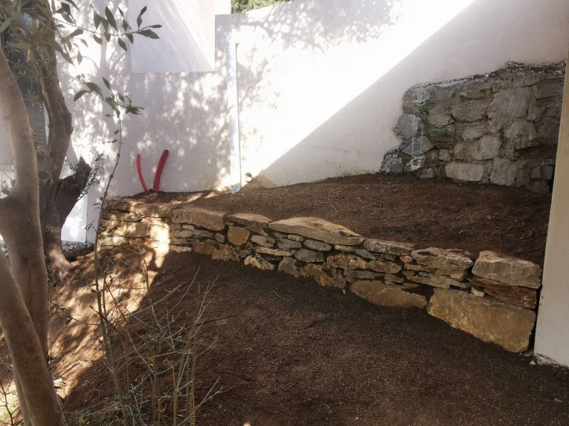 création d'une petite jardiniere avec un muret en pierres sèches à Hyères les palmiers dans le var