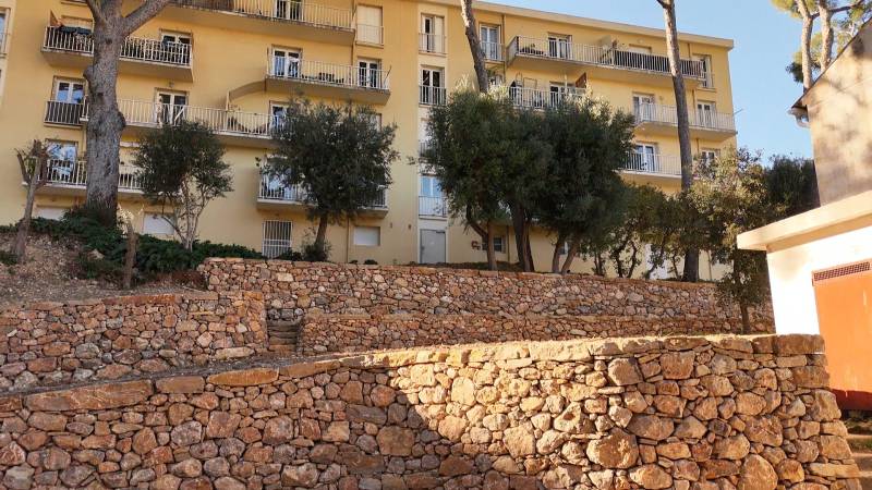 Reconstruction de vieux murets en pierres sèches sur Toulon dans le Var