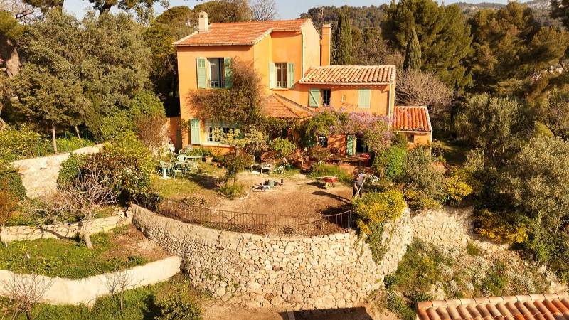 reconstruction d'un mur en pierres sèches dans le var 