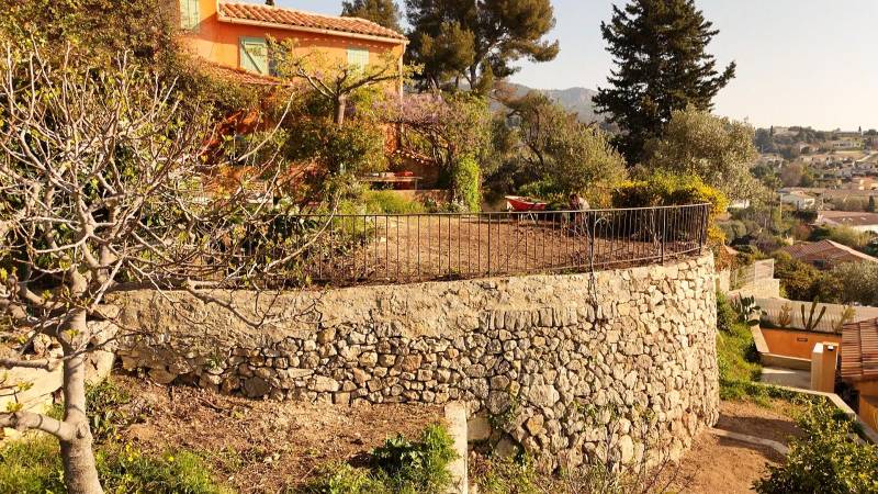 reconstruction d'un mur en pierres sèches éboulés par les fortes pluies