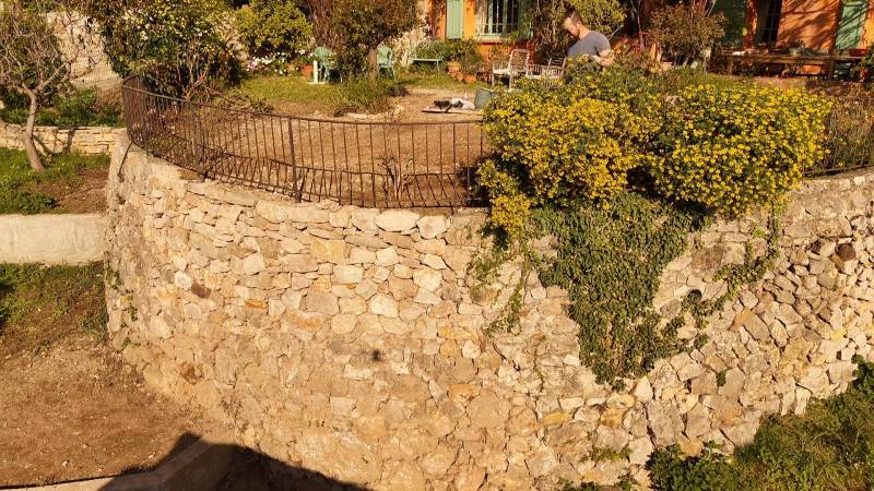 mur en pierres sèches à Ollioules