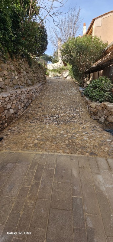 suite d une création d une calade en pierres naturelles de Rivière à Ramatuelle