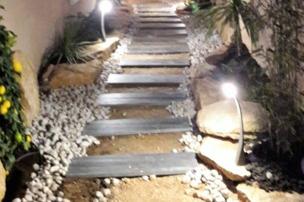 lumieres d'éclairage sur un chemin d' accés à une  maison à sanarry sur mer dans le var