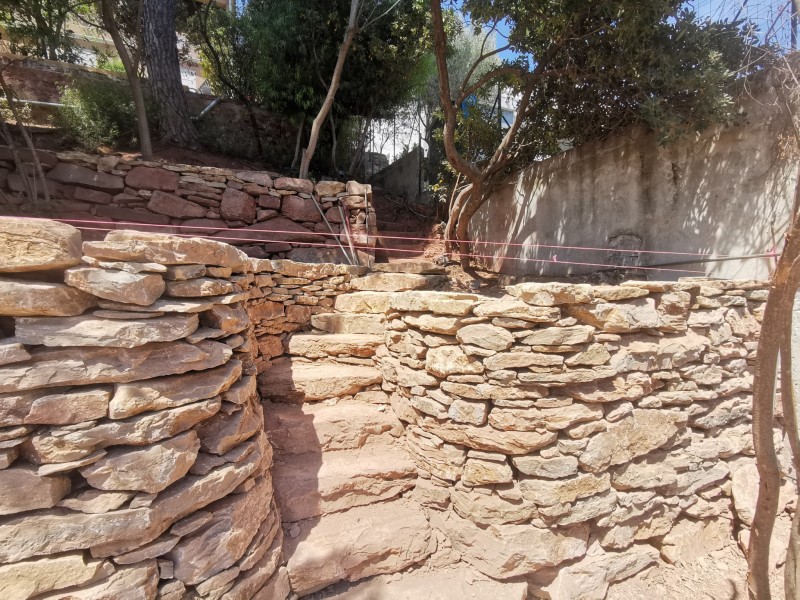 escalier en pierres sèches à toulon dans le sud de la France
