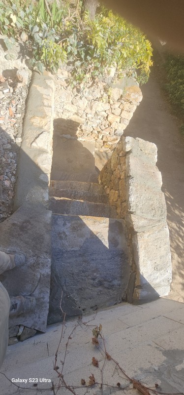 Création d'un escalier en pierre sèche au village de Carnoules