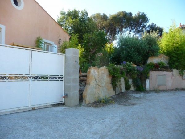 entrée pierres verticale et portail acier