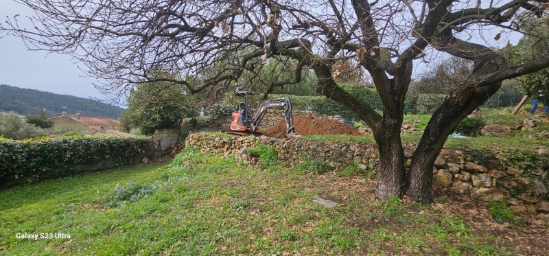 terrassement à l engin pour la reconstruction d un mur en pierres sèches sur Ollioules