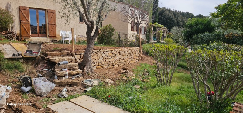création de murets en pierres sèches en cours sur la commune d Ollioules