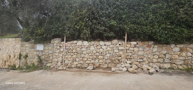 reconstruction de murets en pierres sèches à Mouans sartoux dans les Alpes Maritime
