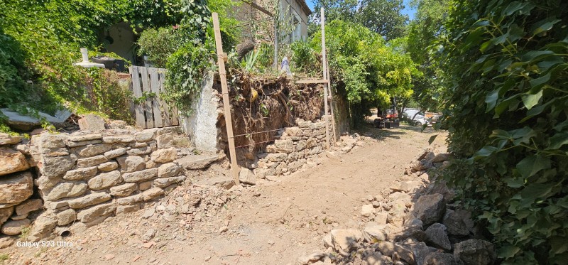 Reconstruction d un mur en pierres sèches sur Carnoul dans le Var