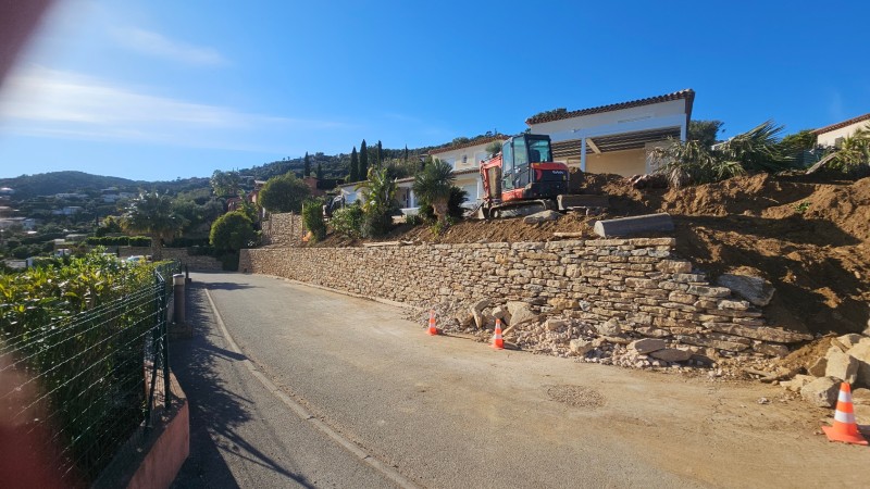 chantier de création paysagère en cours sur la Londe les Maures