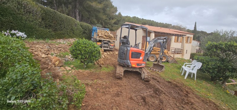 terrassement à l engin pour la reconstruction d un mur en pierres sèches sur Ollioules