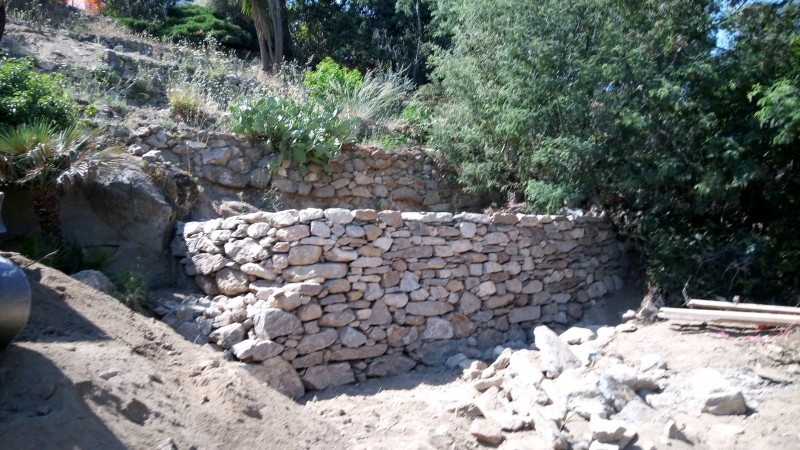 Construction d' ouvrage en pierres sèches sur Ramatuelle dans le Var
