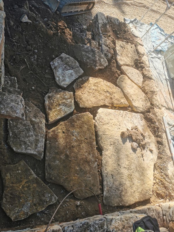 Création murets en pierres sèches et d' un dallage en pierres plates 