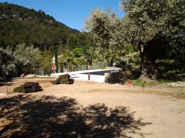 en région PACA création d' un gazon en plaques avec arrosage automatique intégrés sur Bandol