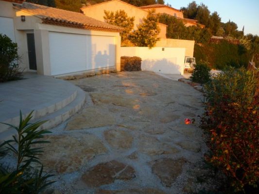 Dallage en pierre plate pour parking voiture à Sanary sur mer