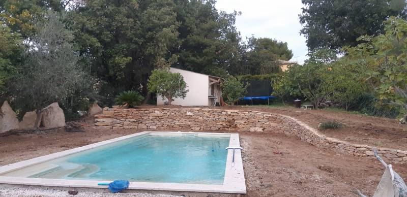Création d' un muret en pierres sur Ollioules prés de Toulon dans le var