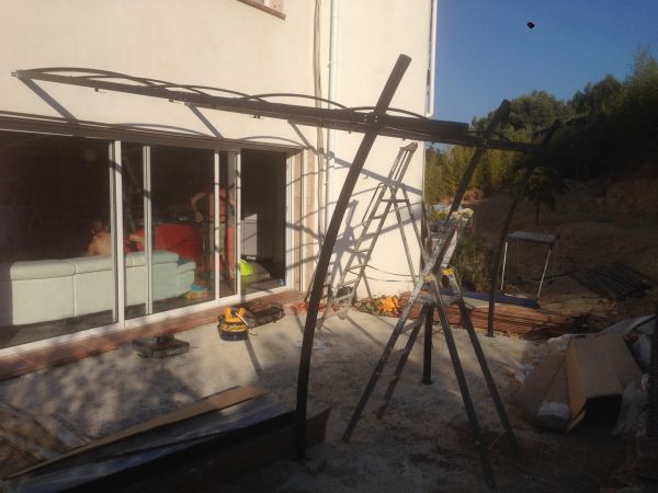 pose d' une pergolas bioclimatique dans le midi