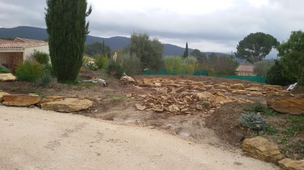 pendant les travaux ,livraison des pierres pour la rocaille